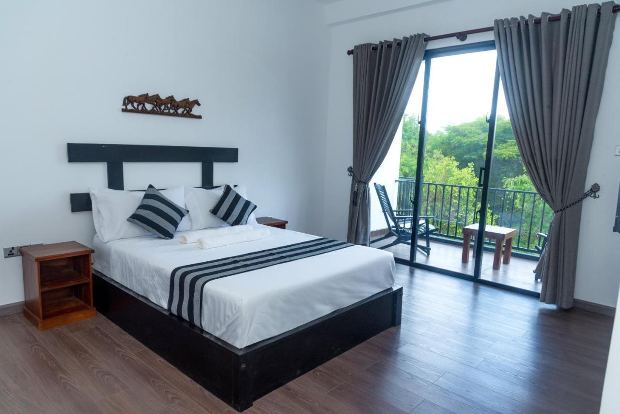 Black Mustang Hotel ดัมบูลลา ภายนอก รูปภาพ