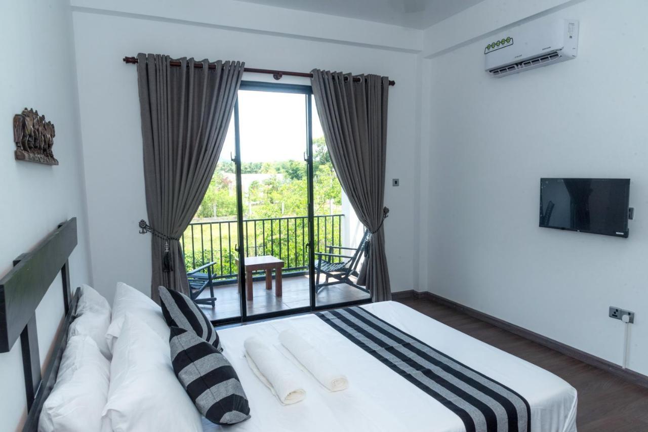 Black Mustang Hotel ดัมบูลลา ภายนอก รูปภาพ