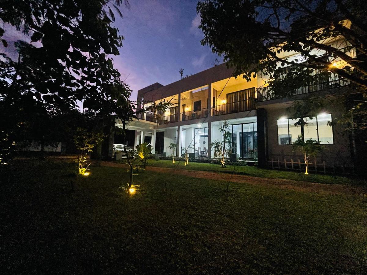Black Mustang Hotel ดัมบูลลา ภายนอก รูปภาพ
